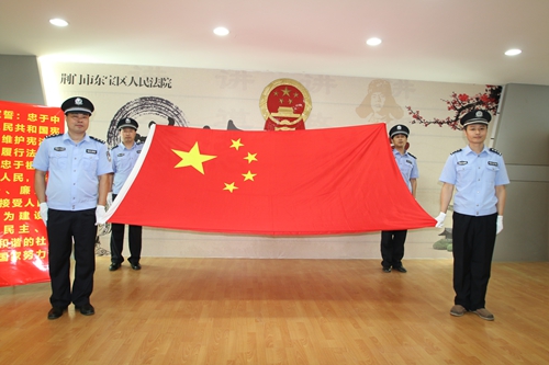 法警手托国旗.JPG